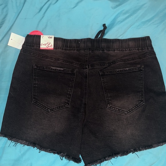 Women’s Shorts - Picture 3 of 4